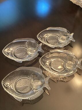 Clear Glass Fish-Shaped Appetizer Plates with Sauce Cups (Set of 4)